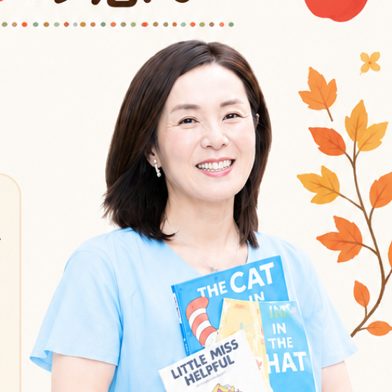 英語絵本を抱えてほほえむ、Read&Talk主宰のトコさん